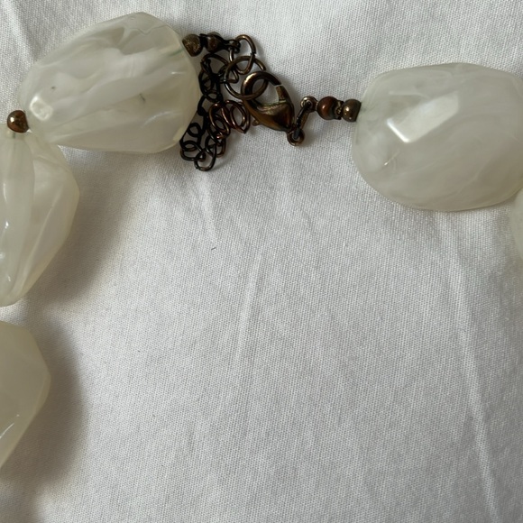White colier - Picture 3 of 4